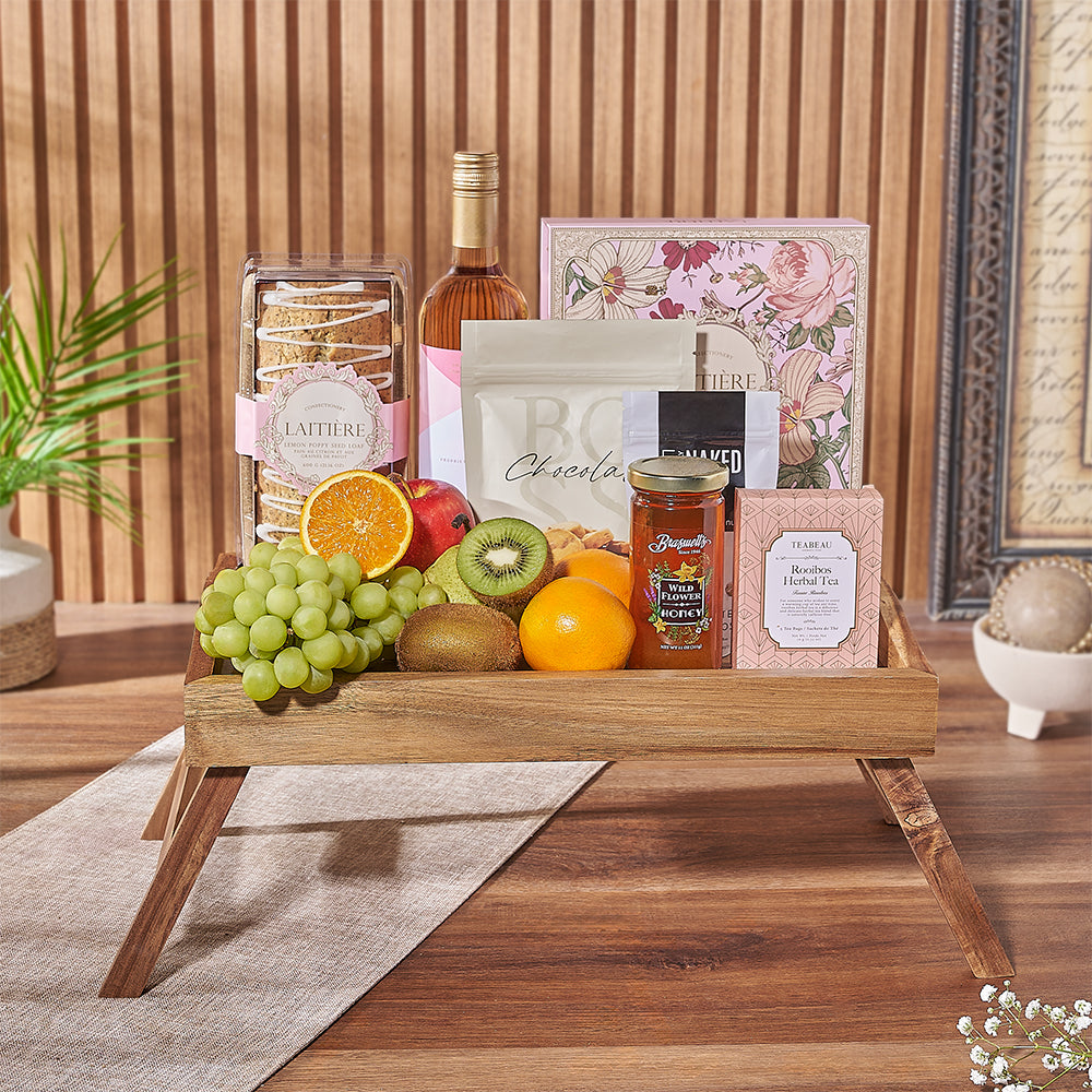 Wine Basket with Seasonal Fruits – how the gift is presented