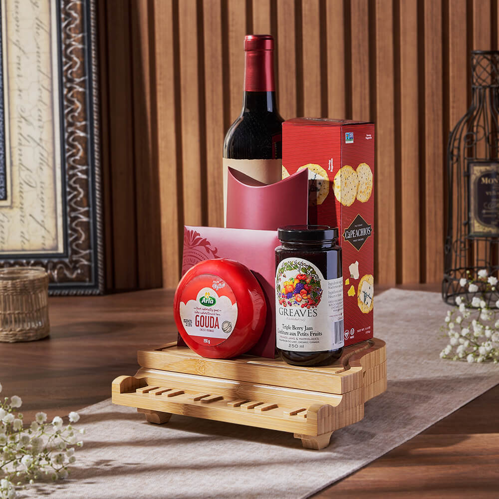 Wine Gift Basket with Bamboo Board – how the gift is presented