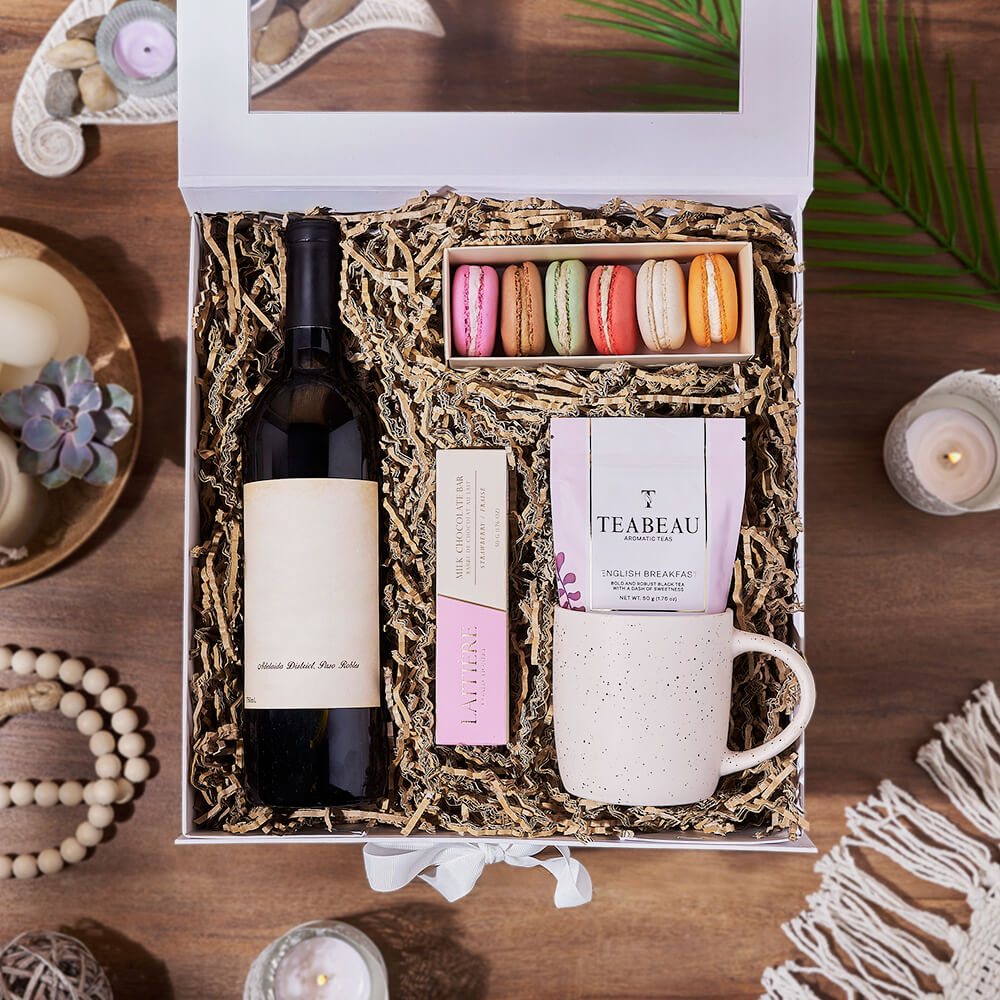 Wine and Macarons Gift Basket – how the gift is presented