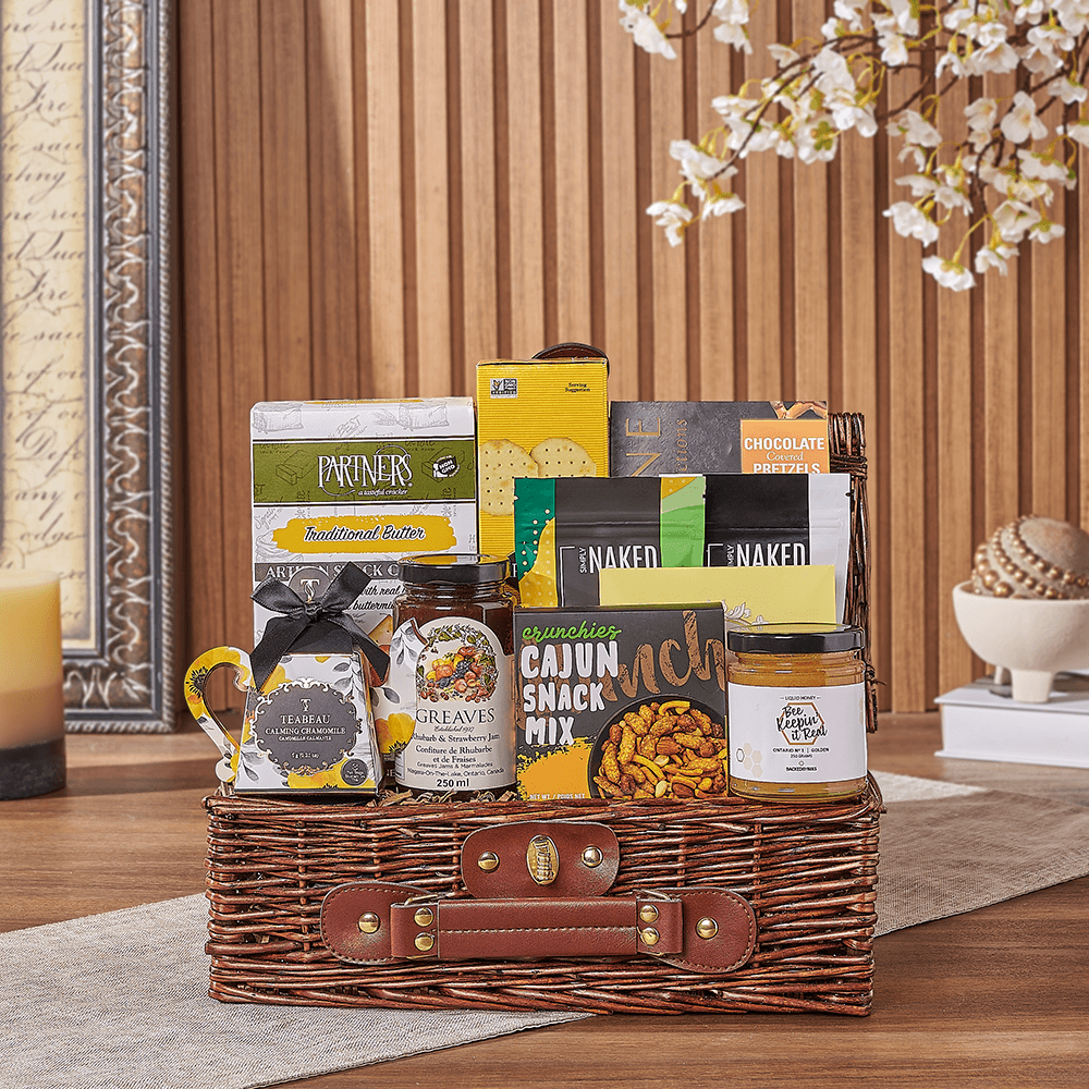 Halal Picnic Basket with Gourmet Snacks – how the gift is presented