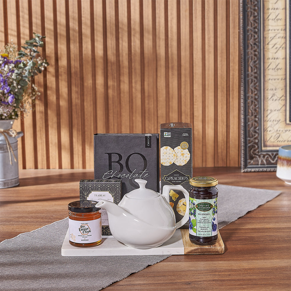 Signature Gift Basket with Cream Vanilla Black Tea and Crackers – how the gift is presented