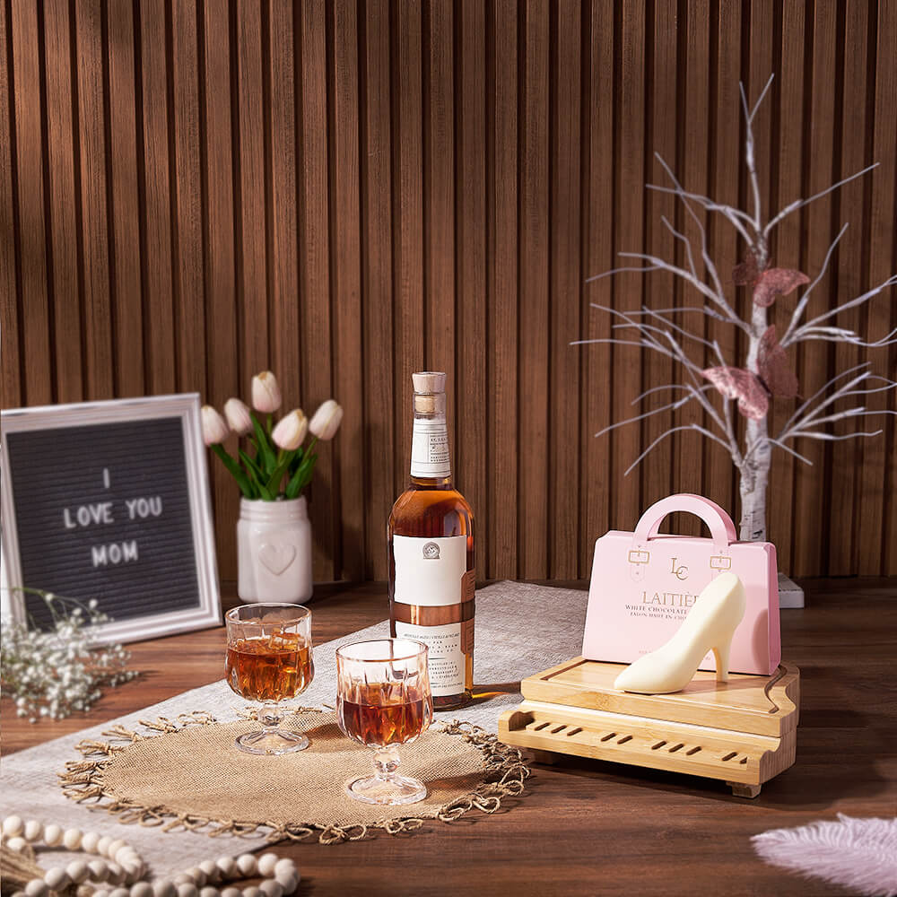 Whiskey Basket with Piano Serving Board – how the gift is presented