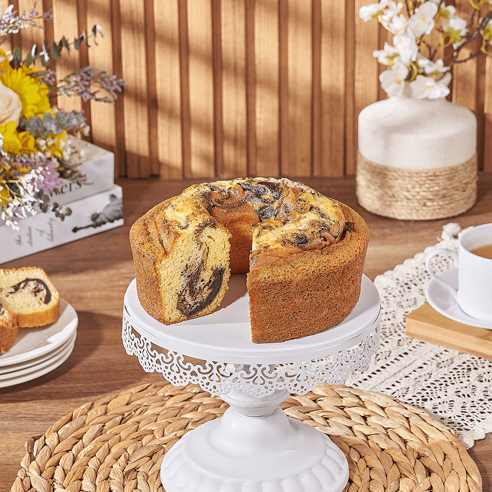 Signature Crack Top Marble Bundt Cake – how the gift is presented