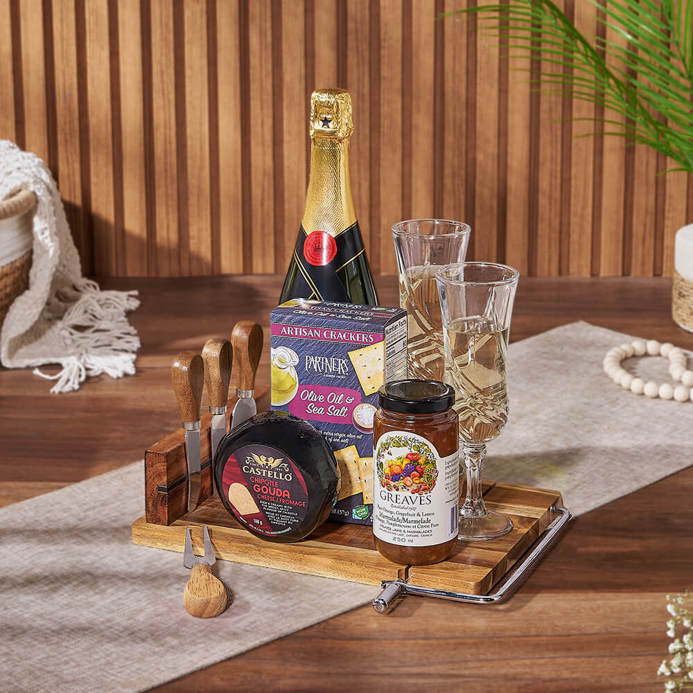 Gourmet Sparkling Wine Basket with Cheese and Marmalade Gift – how the gift is presented
