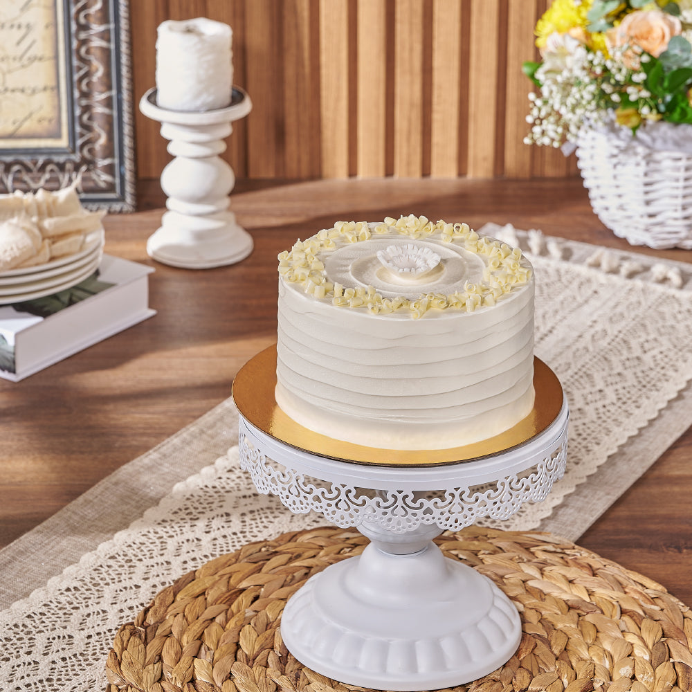 Celebratory Event Vanilla Layer Cake – how the gift is presented