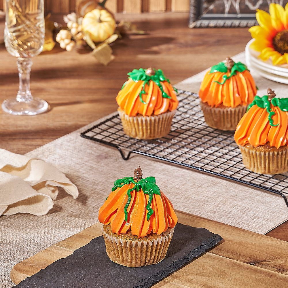 Halloween Pumpkin Decorated Cupcakes – how the gift is presented