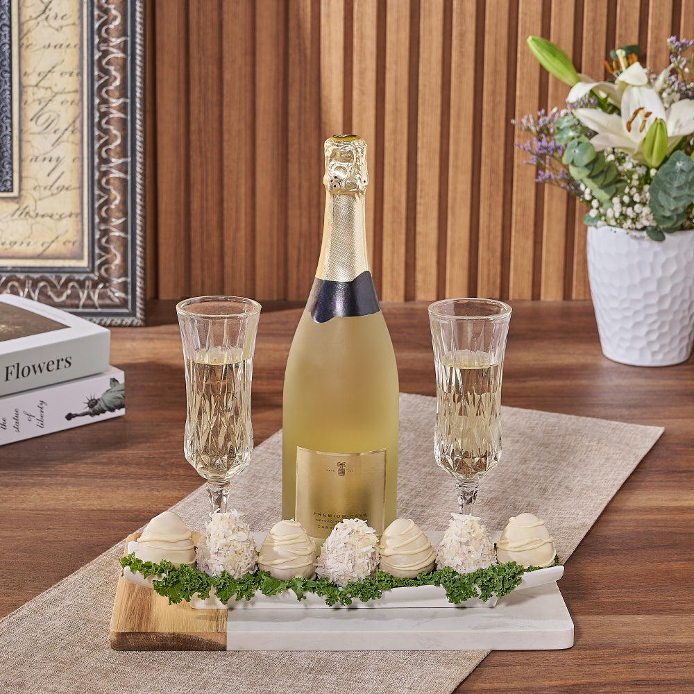 Exclusive Sparkling Wine Gift with White Chocolate Dipped Strawberries – how the gift is presented
