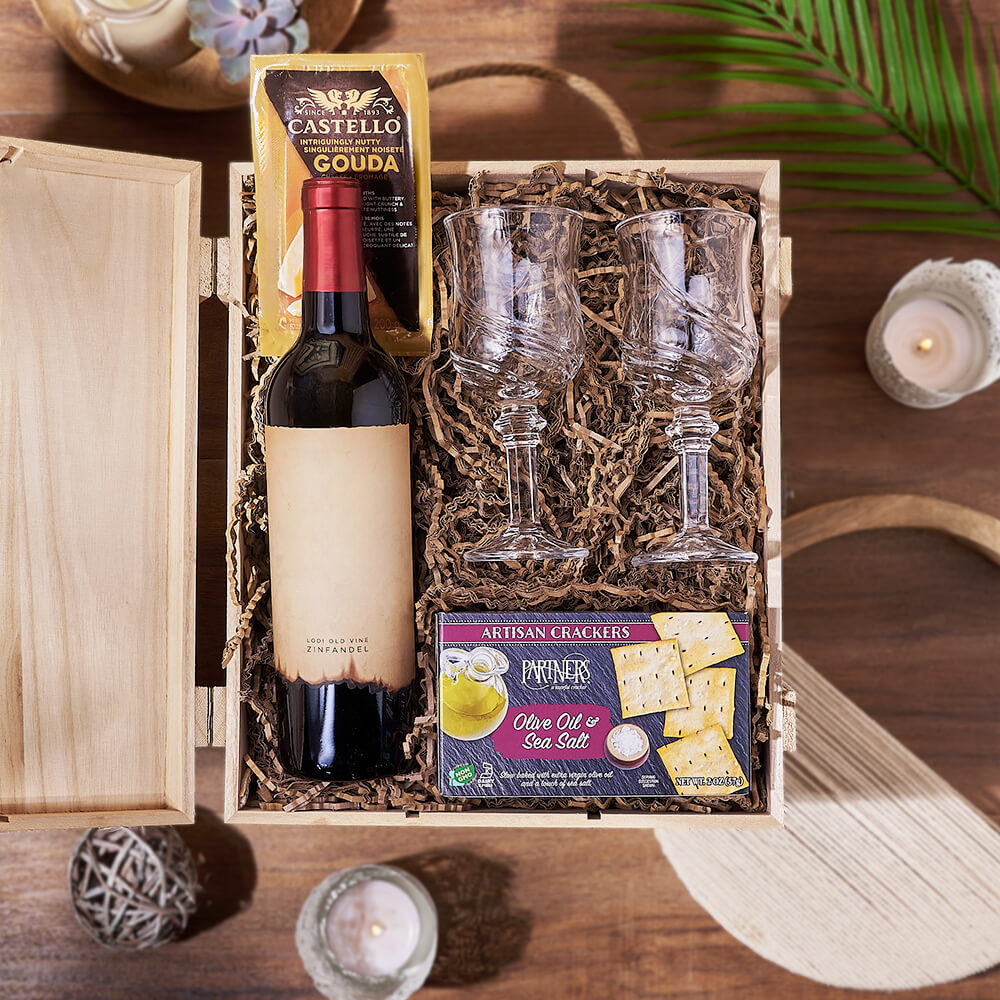 Classic Wine Gift Basket with Gouda Cheese and Crackers – how the gift is presented