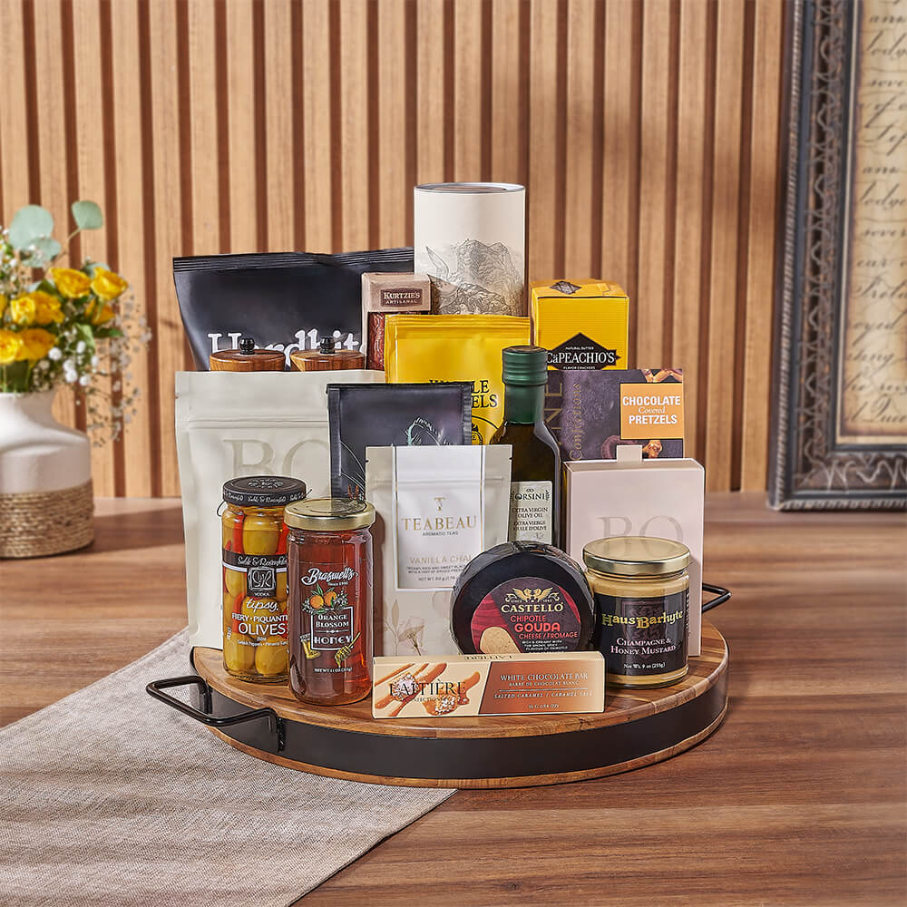 Whiskey Gift Basket with Gourmet Snacks – how the gift is presented