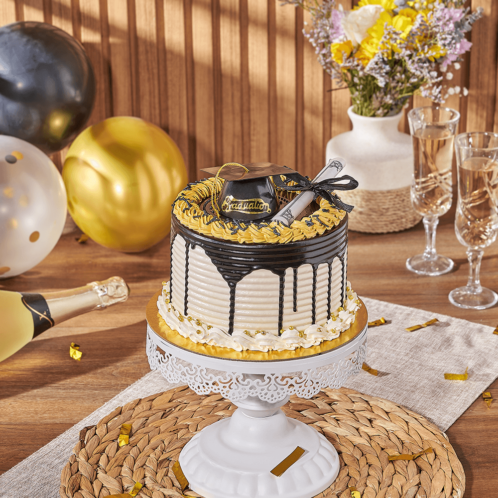 Graduation Vanilla Cake with Black and Gold Decorations – how the gift is presented