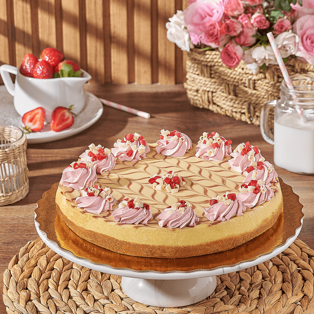 Fresh Strawberry-Topped Cheesecake Dessert – how the gift is presented