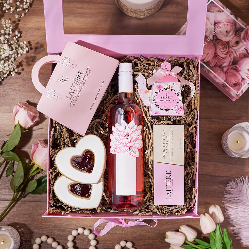 Wine Gift Basket with Gourmet Cookies – how the gift is presented