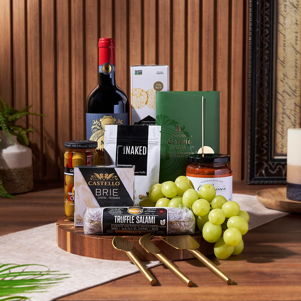Gourmet Wine Gift Set with Cheese and Charcuterie – how the gift is presented