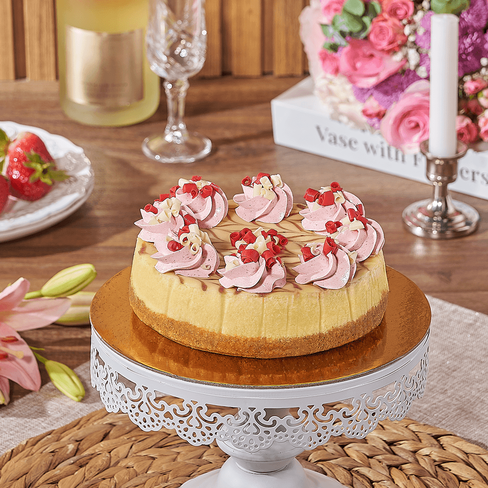 Fresh Strawberry Topped Cheesecake – how the gift is presented