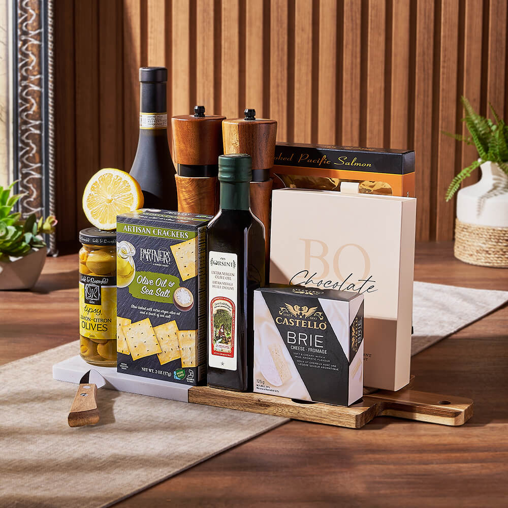 Wine Basket with Salmon Lemon Olives – how the gift is presented