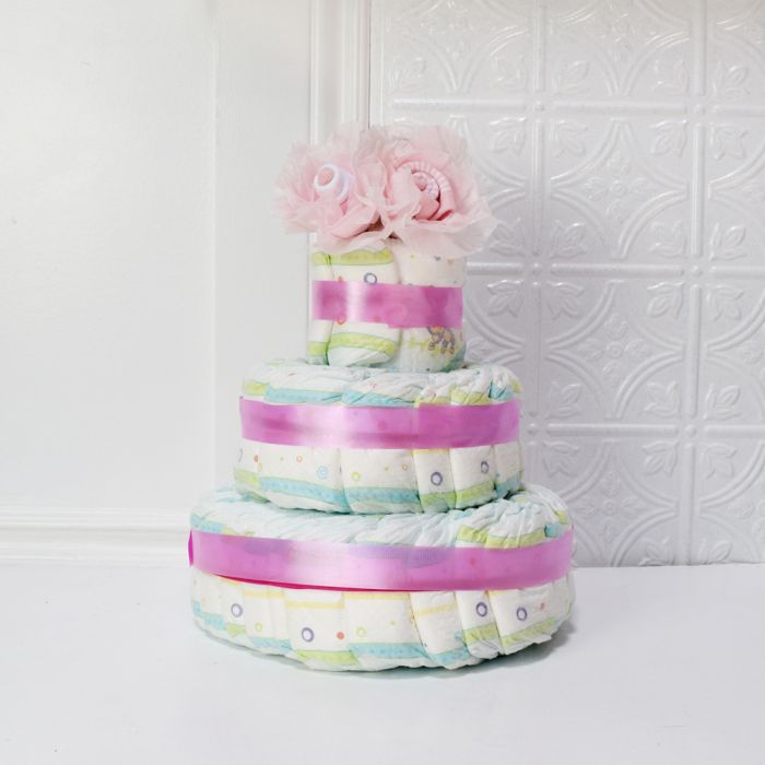 Pink Ribbon Baby Shower Diaper Cake – how the gift is presented