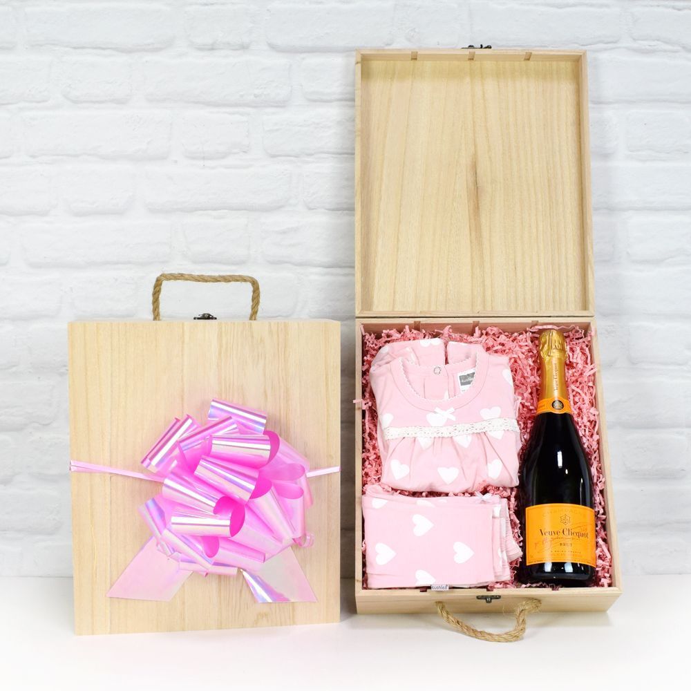 Sophisticated Champagne Gift Basket with Lid and Rope Handle – how the gift is presented